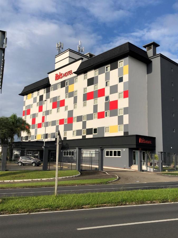 ホテル Ibis Criciuma クリシウマ エクステリア 写真
